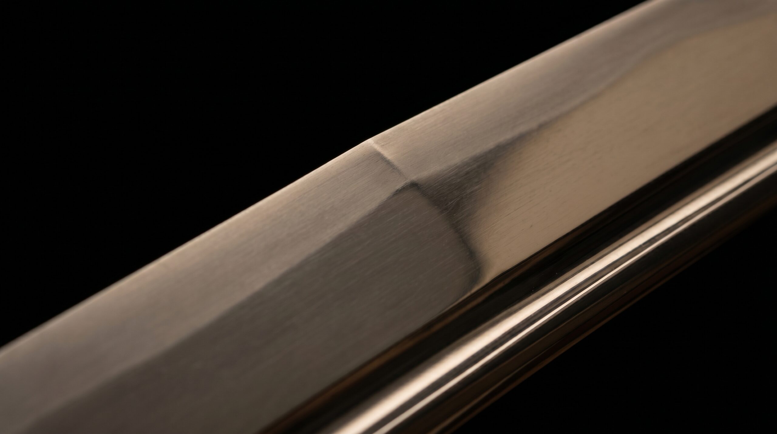 A katana mune (gerinc) a profilban
